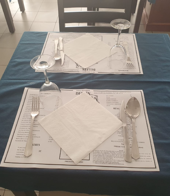 Hostal Restaurante Delfín - mesa restaurante en Astorga